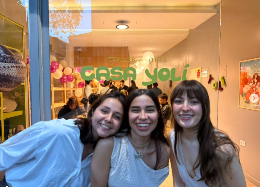 Las tres dueñas de Casa Yolí frente a la entrada del taller, en su inauguración.
